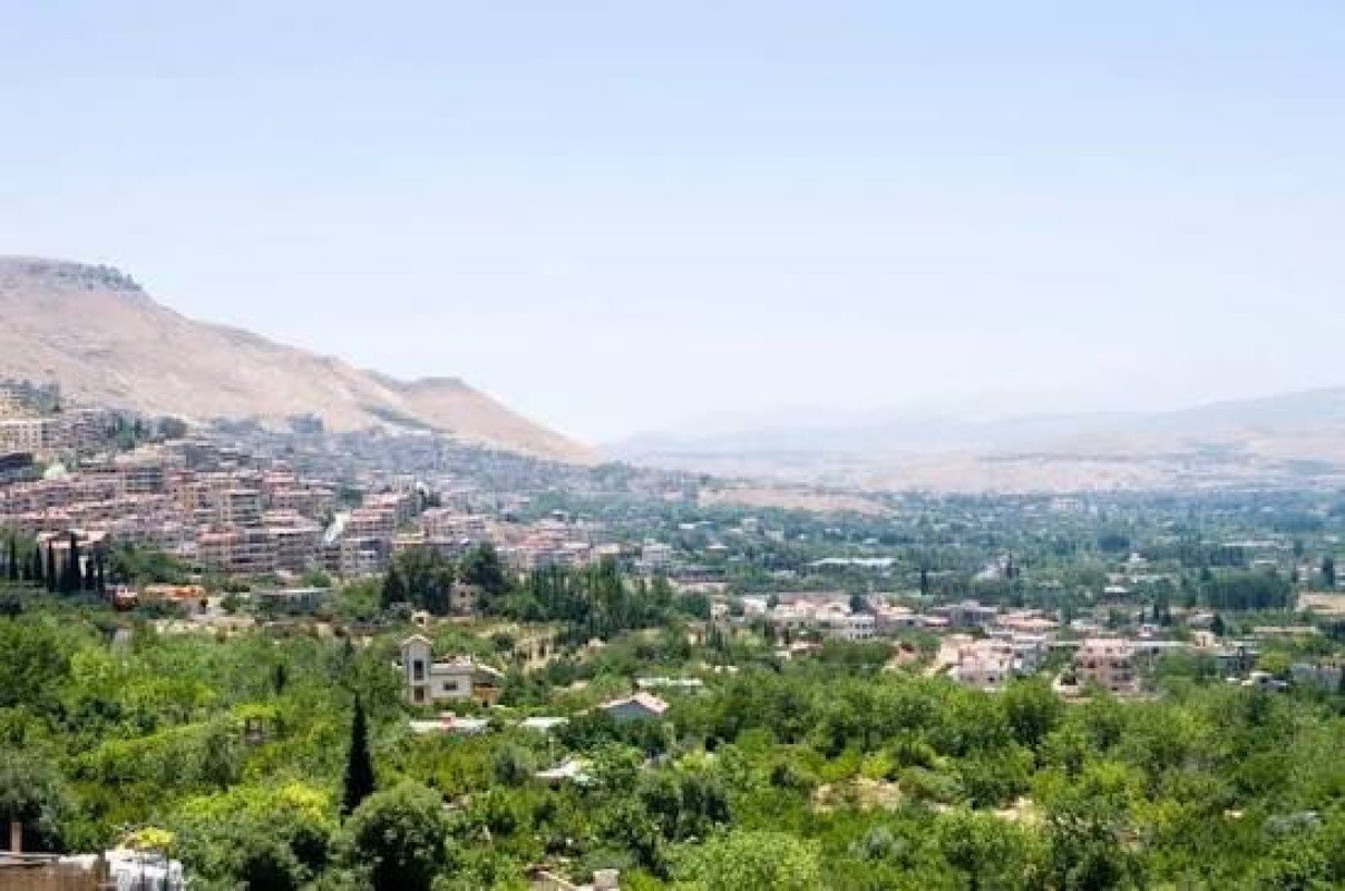 للبيع أرض في بلودان بالقرب من ساحة أبو زيد